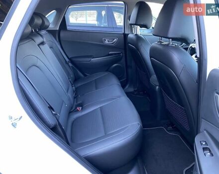 Белый Хендай Kona Electric, объемом двигателя 0 л и пробегом 74 тыс. км за 18900 $, фото 80 на Automoto.ua