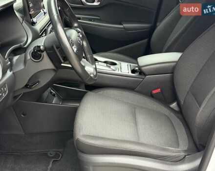 Белый Хендай Kona Electric, объемом двигателя 0 л и пробегом 64 тыс. км за 21499 $, фото 42 на Automoto.ua