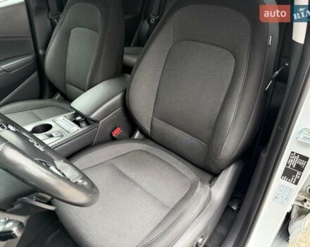 Белый Хендай Kona Electric, объемом двигателя 0 л и пробегом 64 тыс. км за 21499 $, фото 43 на Automoto.ua