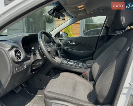Білий Хендай Kona Electric, об'ємом двигуна 0 л та пробігом 93 тис. км за 18900 $, фото 31 на Automoto.ua