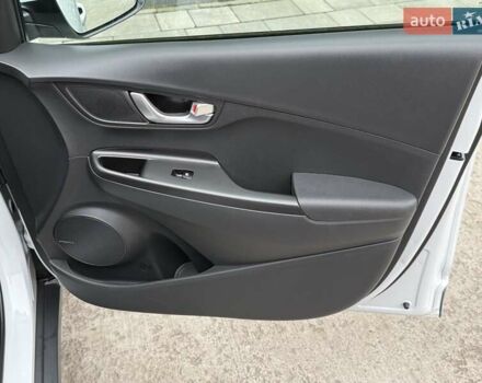 Белый Хендай Kona Electric, объемом двигателя 0 л и пробегом 64 тыс. км за 21499 $, фото 63 на Automoto.ua