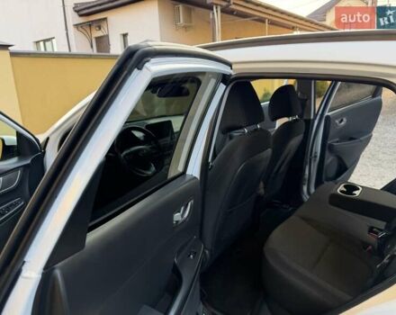 Білий Хендай Kona Electric, об'ємом двигуна 0 л та пробігом 64 тис. км за 16950 $, фото 63 на Automoto.ua