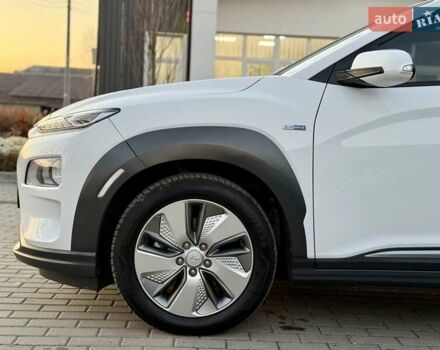 Белый Хендай Kona Electric, объемом двигателя 0 л и пробегом 78 тыс. км за 17250 $, фото 33 на Automoto.ua