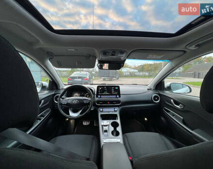 Белый Хендай Kona Electric, объемом двигателя 0 л и пробегом 120 тыс. км за 19550 $, фото 8 на Automoto.ua