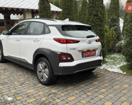 Белый Хендай Kona Electric, объемом двигателя 0 л и пробегом 124 тыс. км за 17494 $, фото 75 на Automoto.ua