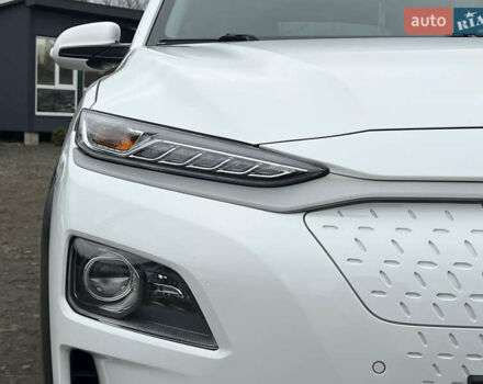 Белый Хендай Kona Electric, объемом двигателя 0 л и пробегом 111 тыс. км за 18570 $, фото 13 на Automoto.ua