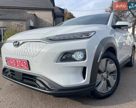 Белый Хендай Kona Electric, объемом двигателя 0 л и пробегом 117 тыс. км за 16500 $, фото 2 на Automoto.ua