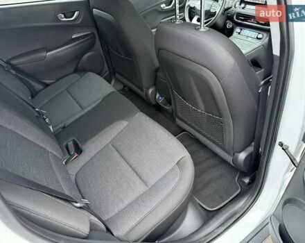 Белый Хендай Kona Electric, объемом двигателя 0 л и пробегом 52 тыс. км за 17599 $, фото 25 на Automoto.ua