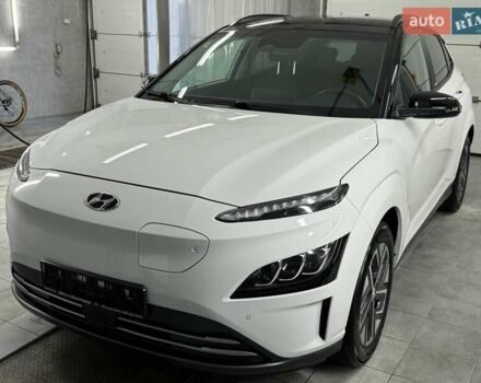 Белый Хендай Kona Electric, объемом двигателя 0 л и пробегом 52 тыс. км за 17599 $, фото 1 на Automoto.ua