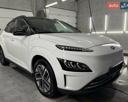 Белый Хендай Kona Electric, объемом двигателя 0 л и пробегом 52 тыс. км за 17599 $, фото 2 на Automoto.ua
