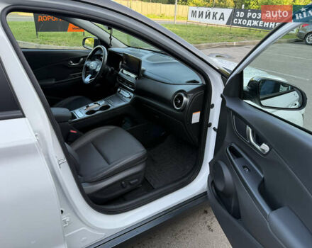 Білий Хендай Kona Electric, об'ємом двигуна 0 л та пробігом 15 тис. км за 24000 $, фото 11 на Automoto.ua