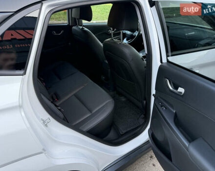 Білий Хендай Kona Electric, об'ємом двигуна 0 л та пробігом 15 тис. км за 24000 $, фото 7 на Automoto.ua