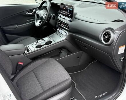 Белый Хендай Kona Electric, объемом двигателя 0 л и пробегом 52 тыс. км за 17599 $, фото 23 на Automoto.ua