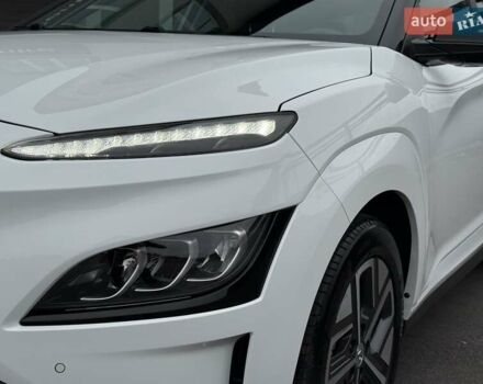 Белый Хендай Kona Electric, объемом двигателя 0 л и пробегом 52 тыс. км за 17599 $, фото 8 на Automoto.ua