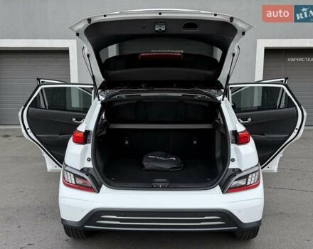 Белый Хендай Kona Electric, объемом двигателя 0 л и пробегом 52 тыс. км за 17599 $, фото 35 на Automoto.ua