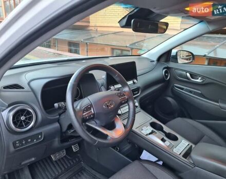 Белый Хендай Kona Electric, объемом двигателя 0 л и пробегом 60 тыс. км за 17700 $, фото 19 на Automoto.ua