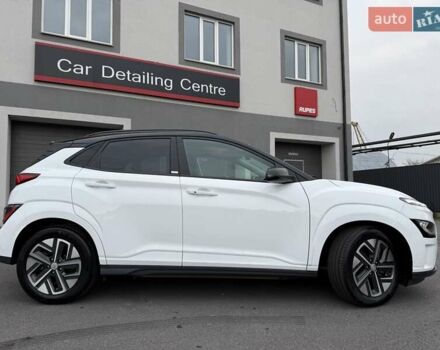 Белый Хендай Kona Electric, объемом двигателя 0 л и пробегом 52 тыс. км за 17599 $, фото 40 на Automoto.ua