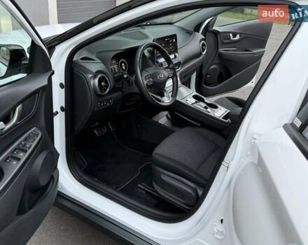 Белый Хендай Kona Electric, объемом двигателя 0 л и пробегом 52 тыс. км за 17599 $, фото 37 на Automoto.ua