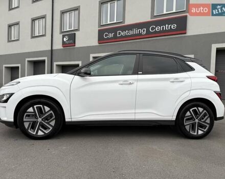 Белый Хендай Kona Electric, объемом двигателя 0 л и пробегом 52 тыс. км за 17599 $, фото 12 на Automoto.ua
