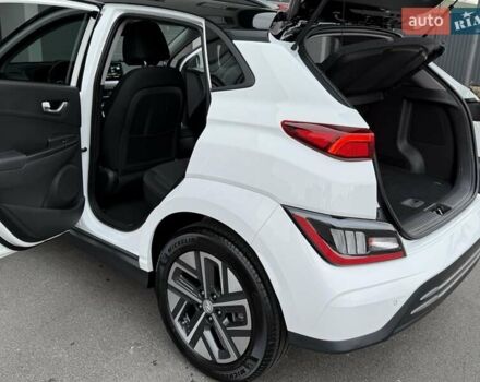 Белый Хендай Kona Electric, объемом двигателя 0 л и пробегом 52 тыс. км за 17599 $, фото 36 на Automoto.ua