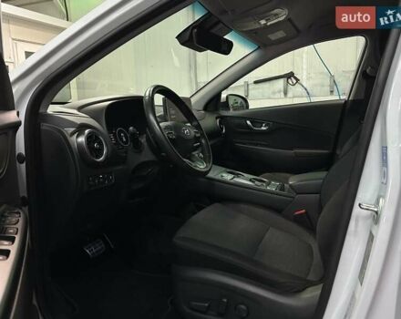 Белый Хендай Kona Electric, объемом двигателя 0 л и пробегом 108 тыс. км за 20900 $, фото 32 на Automoto.ua