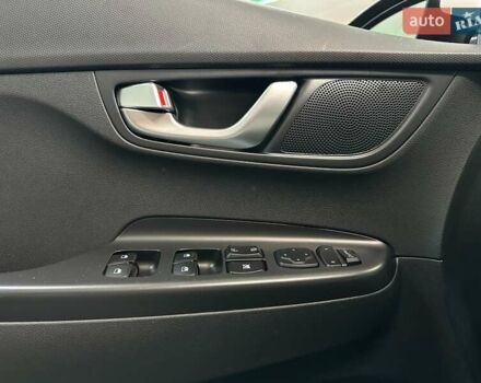 Белый Хендай Kona Electric, объемом двигателя 0 л и пробегом 108 тыс. км за 20900 $, фото 39 на Automoto.ua