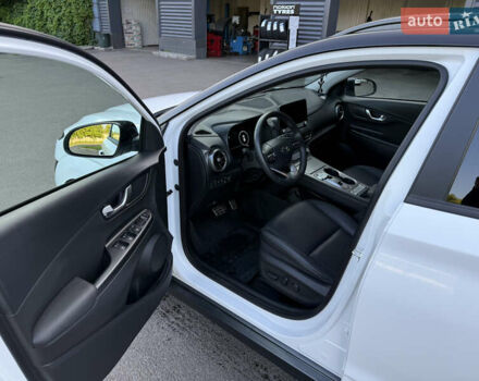 Білий Хендай Kona Electric, об'ємом двигуна 0 л та пробігом 15 тис. км за 24000 $, фото 4 на Automoto.ua