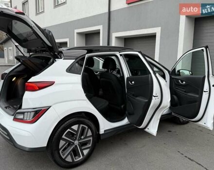 Белый Хендай Kona Electric, объемом двигателя 0 л и пробегом 52 тыс. км за 17599 $, фото 34 на Automoto.ua