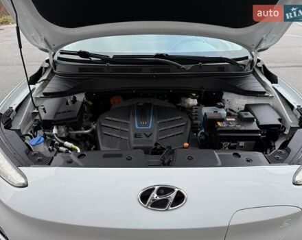 Белый Хендай Kona Electric, объемом двигателя 0 л и пробегом 52 тыс. км за 17599 $, фото 30 на Automoto.ua
