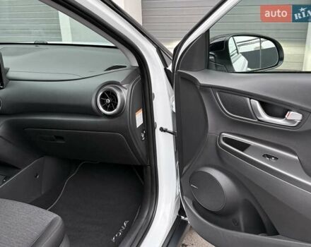 Белый Хендай Kona Electric, объемом двигателя 0 л и пробегом 52 тыс. км за 17599 $, фото 22 на Automoto.ua