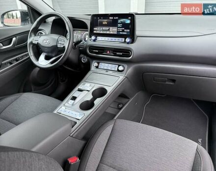 Белый Хендай Kona Electric, объемом двигателя 0 л и пробегом 52 тыс. км за 17599 $, фото 26 на Automoto.ua