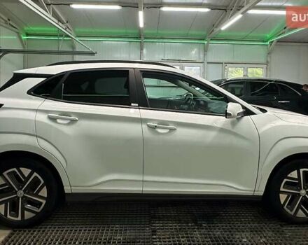 Белый Хендай Kona Electric, объемом двигателя 0 л и пробегом 108 тыс. км за 20900 $, фото 21 на Automoto.ua