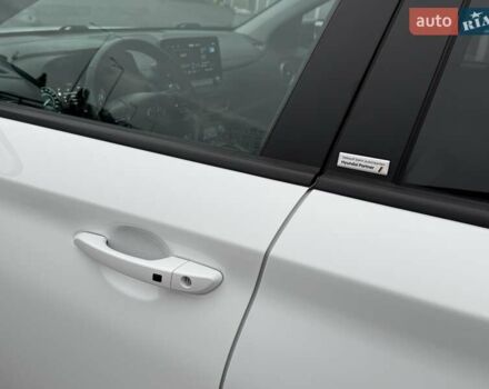 Белый Хендай Kona Electric, объемом двигателя 0 л и пробегом 52 тыс. км за 17599 $, фото 11 на Automoto.ua