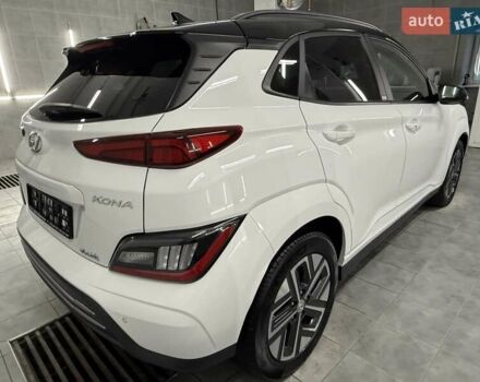 Белый Хендай Kona Electric, объемом двигателя 0 л и пробегом 52 тыс. км за 17599 $, фото 3 на Automoto.ua