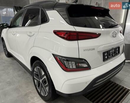 Белый Хендай Kona Electric, объемом двигателя 0 л и пробегом 52 тыс. км за 17599 $, фото 4 на Automoto.ua