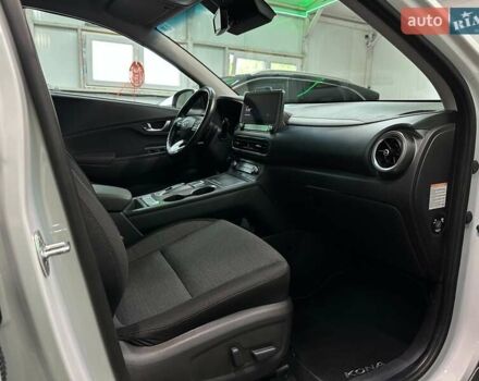 Белый Хендай Kona Electric, объемом двигателя 0 л и пробегом 108 тыс. км за 20900 $, фото 75 на Automoto.ua