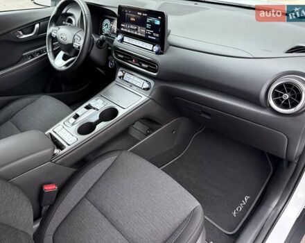 Белый Хендай Kona Electric, объемом двигателя 0 л и пробегом 52 тыс. км за 17599 $, фото 24 на Automoto.ua