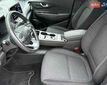 Белый Хендай Kona Electric, объемом двигателя 0 л и пробегом 52 тыс. км за 17599 $, фото 18 на Automoto.ua