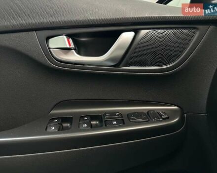 Белый Хендай Kona Electric, объемом двигателя 0 л и пробегом 108 тыс. км за 20900 $, фото 2 на Automoto.ua