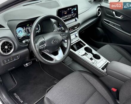 Белый Хендай Kona Electric, объемом двигателя 0 л и пробегом 52 тыс. км за 17599 $, фото 17 на Automoto.ua