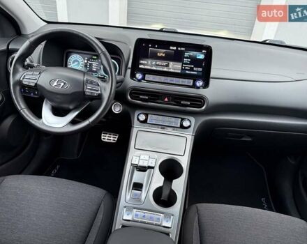 Белый Хендай Kona Electric, объемом двигателя 0 л и пробегом 52 тыс. км за 17599 $, фото 29 на Automoto.ua