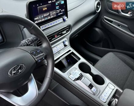 Белый Хендай Kona Electric, объемом двигателя 0 л и пробегом 52 тыс. км за 17599 $, фото 19 на Automoto.ua