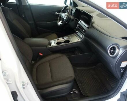 Белый Хендай Kona Electric, объемом двигателя 0 л и пробегом 60 тыс. км за 17700 $, фото 27 на Automoto.ua