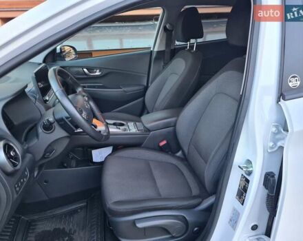 Белый Хендай Kona Electric, объемом двигателя 0 л и пробегом 60 тыс. км за 17700 $, фото 13 на Automoto.ua