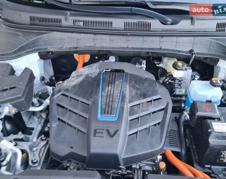 Белый Хендай Kona Electric, объемом двигателя 0 л и пробегом 60 тыс. км за 17700 $, фото 24 на Automoto.ua