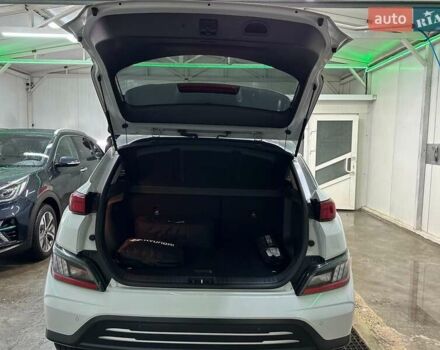 Белый Хендай Kona Electric, объемом двигателя 0 л и пробегом 108 тыс. км за 20900 $, фото 66 на Automoto.ua
