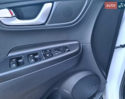 Белый Хендай Kona Electric, объемом двигателя 0 л и пробегом 60 тыс. км за 17700 $, фото 22 на Automoto.ua