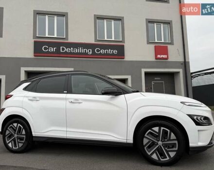 Белый Хендай Kona Electric, объемом двигателя 0 л и пробегом 52 тыс. км за 17599 $, фото 6 на Automoto.ua
