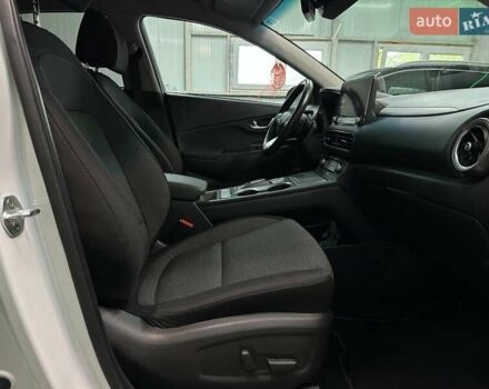 Белый Хендай Kona Electric, объемом двигателя 0 л и пробегом 108 тыс. км за 20900 $, фото 74 на Automoto.ua