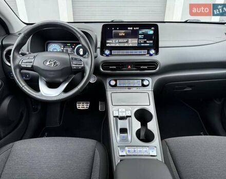 Белый Хендай Kona Electric, объемом двигателя 0 л и пробегом 52 тыс. км за 17599 $, фото 28 на Automoto.ua